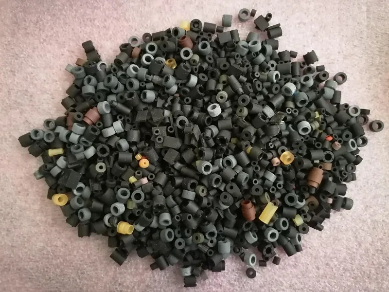 مقدار زیادی لاستیک ریز