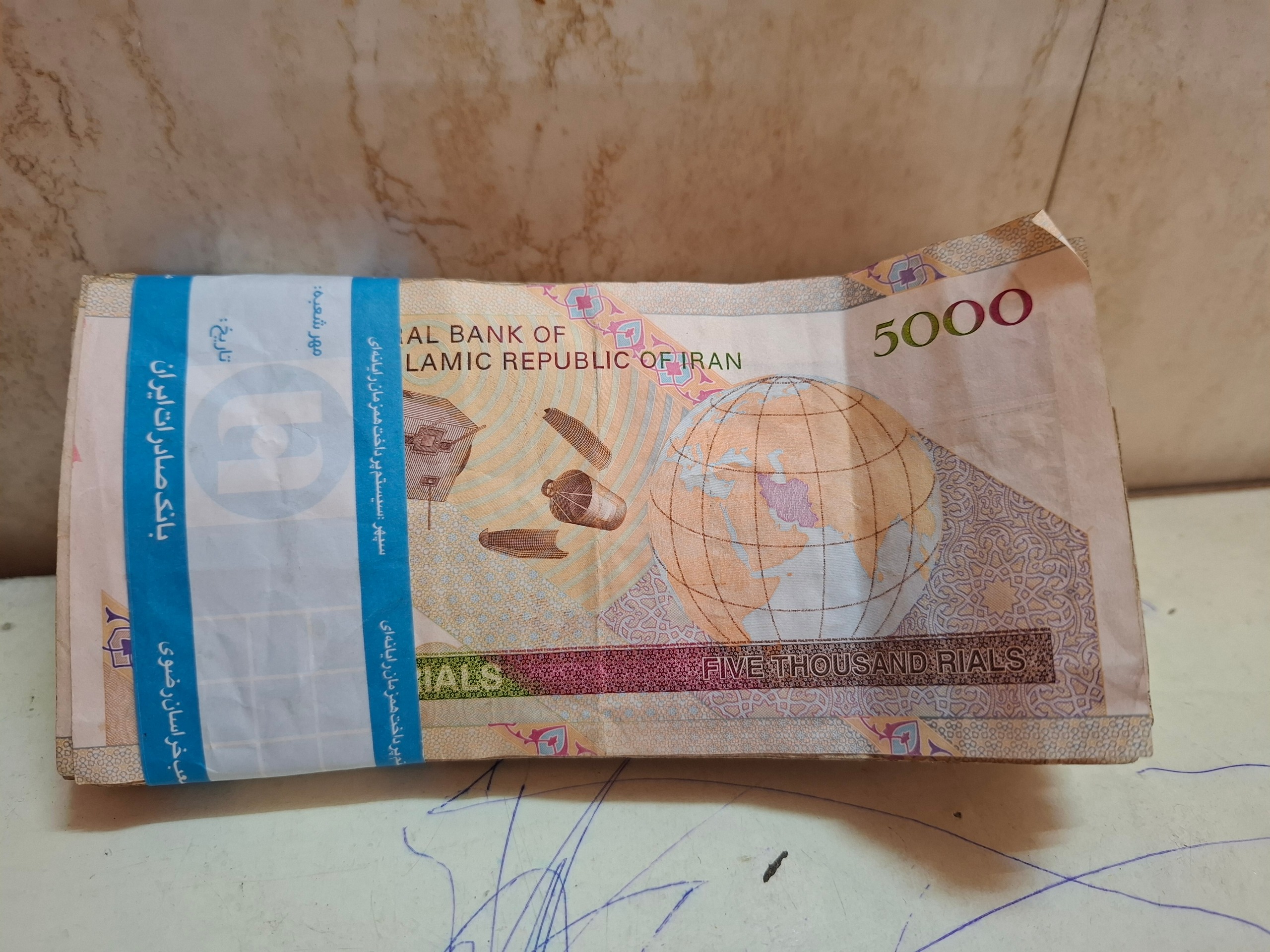 بسته 100 برگ اسکناس ماهواره