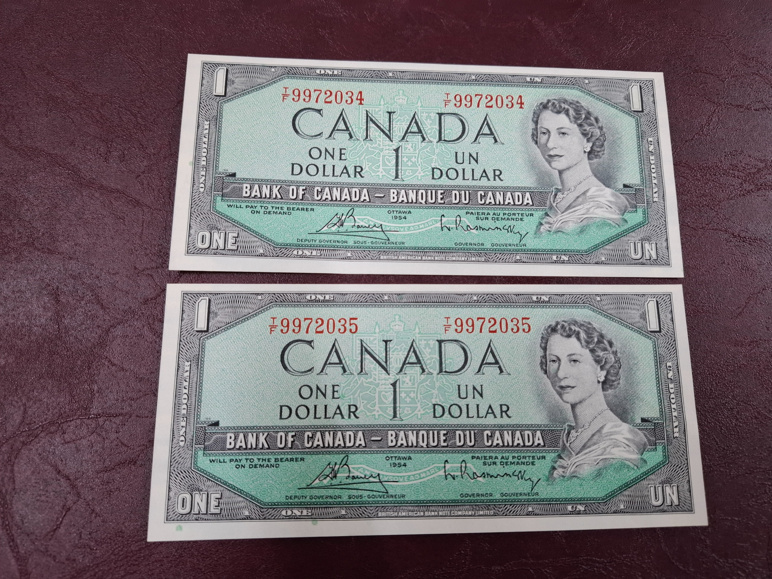 جفت بانکی یک دلار کانادا تصویر ملکه جوان 1954