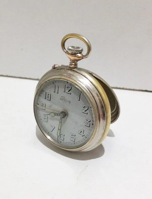 ساعت جیبی زنگ دار قدیمی