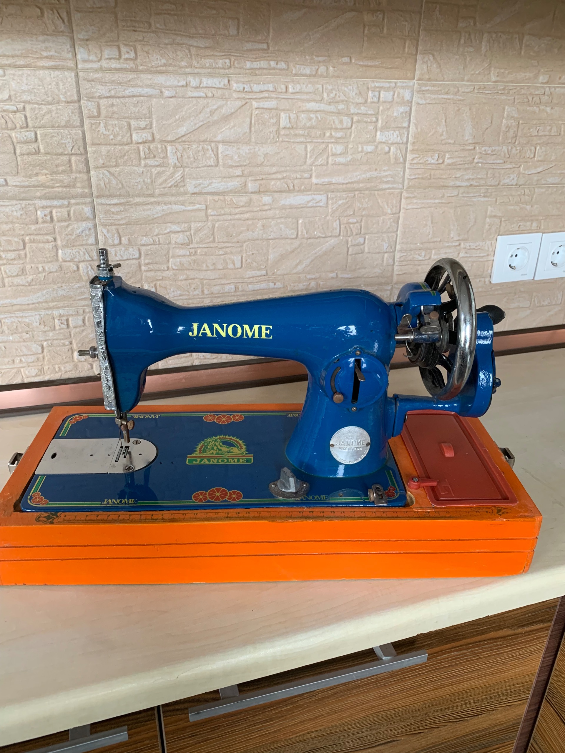 چرخ خیاطی ژانومه با جعبه