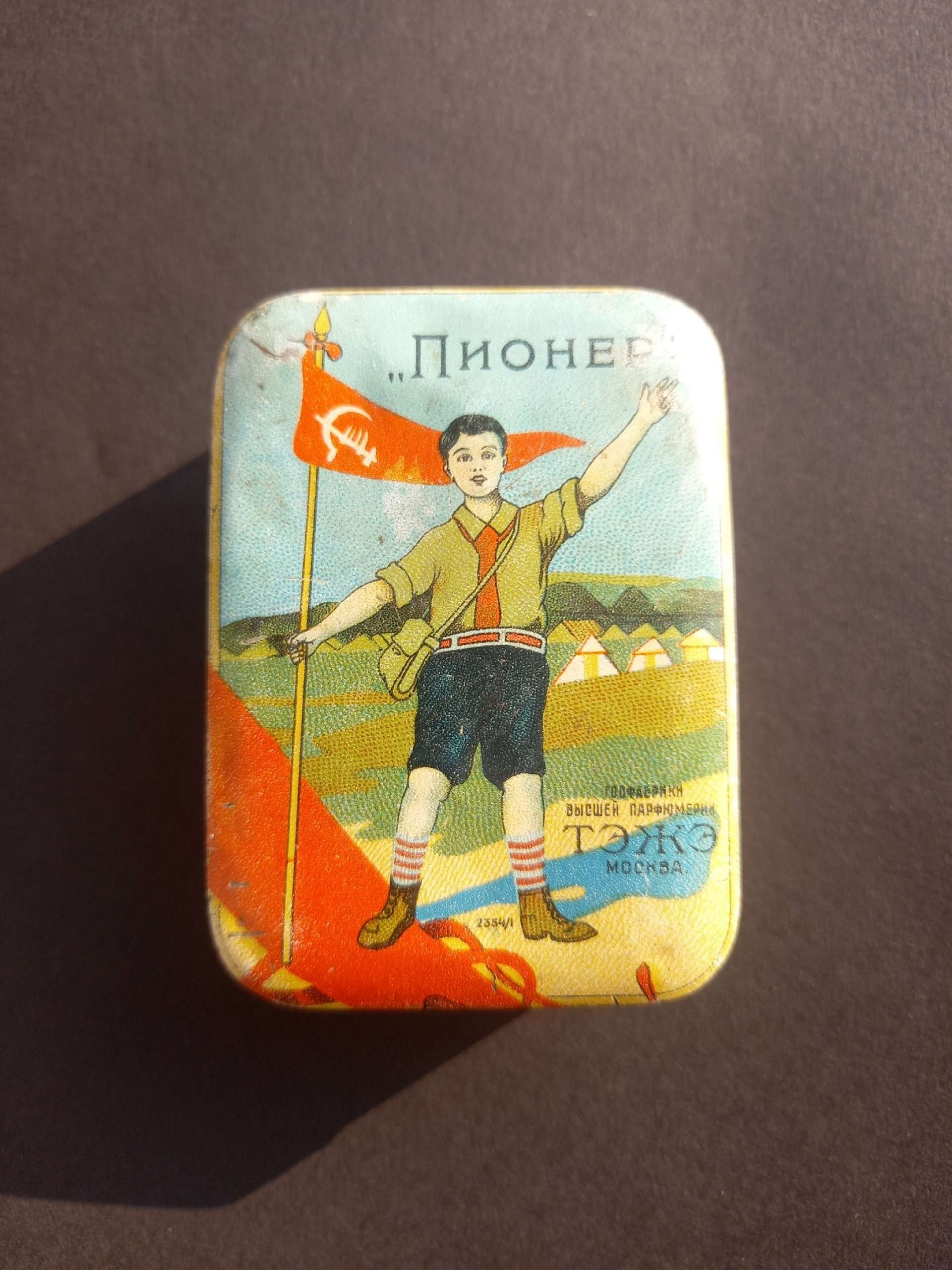 قوطی قدیمی شوروی