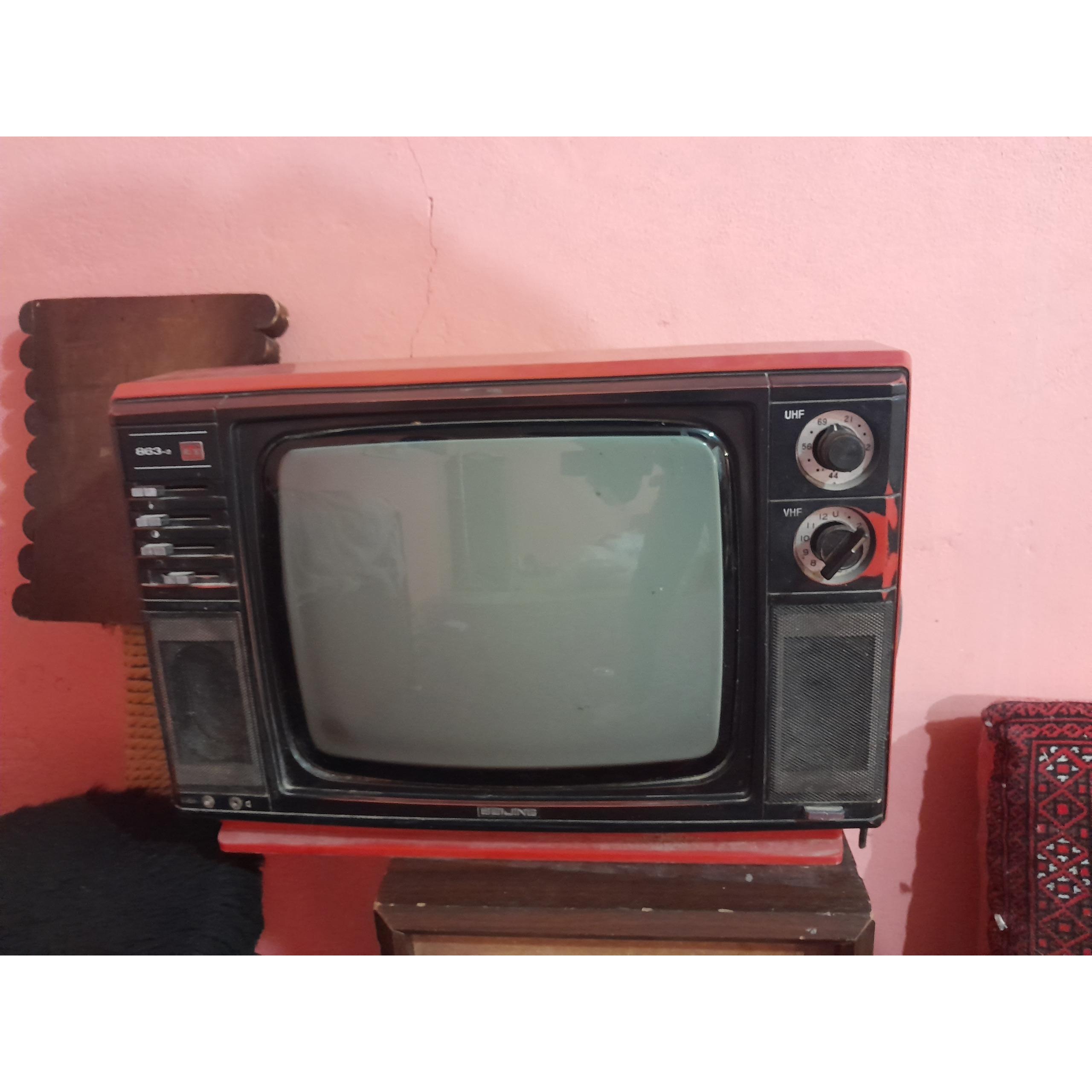 تلویزیون قدیمی سیاه سفید روشن