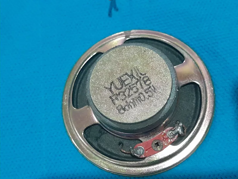 دو عددی بوق یا اسپیکر کوچک داخل کیس