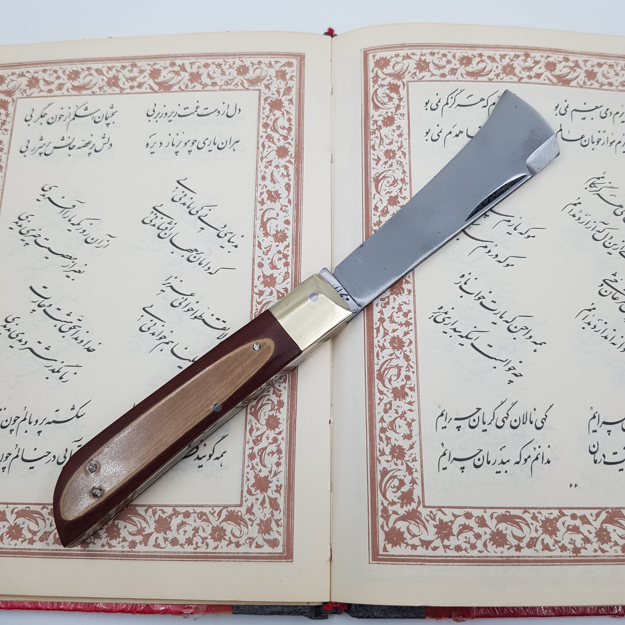 قلم تراش یک تیغه با غلاف چرمی