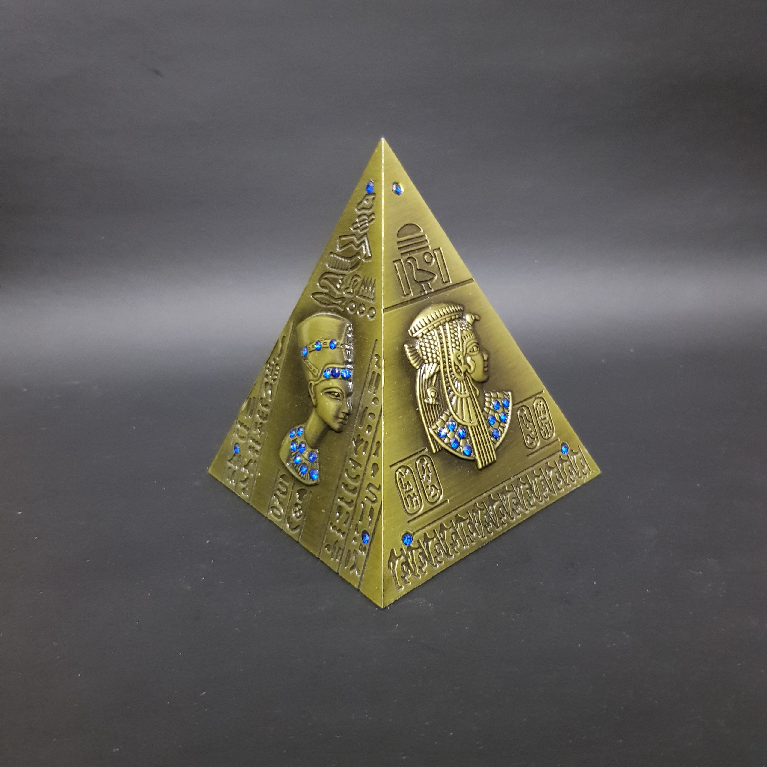 هرم فلزی مصر باستان نقش برجسته نگیندار مدل قلک