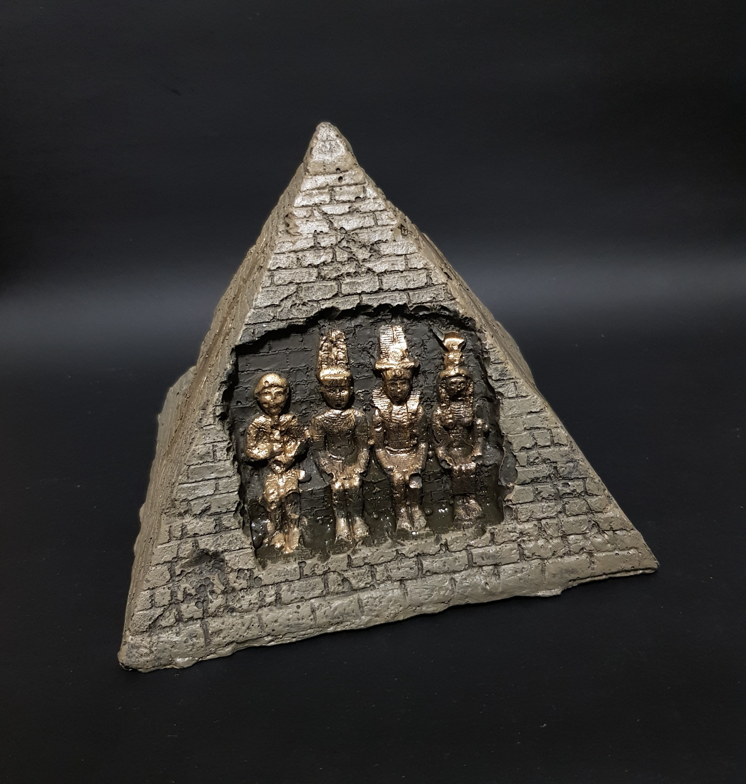 دکوری بنای باستانی هرم مصر با تندیسهای فراعنه