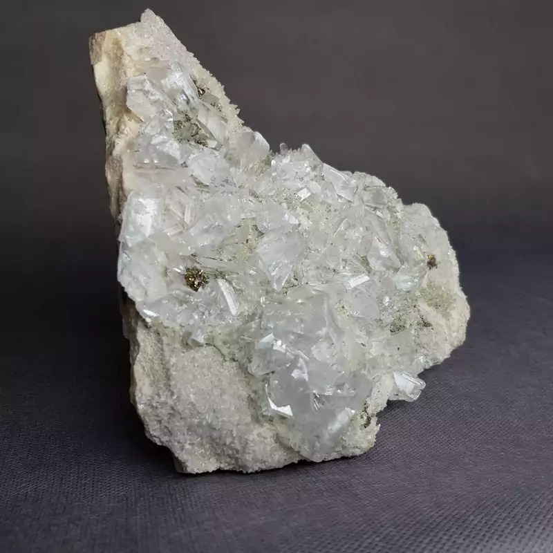 گوهر سنگ سلنایت درشت بلور با پیریت طلایی