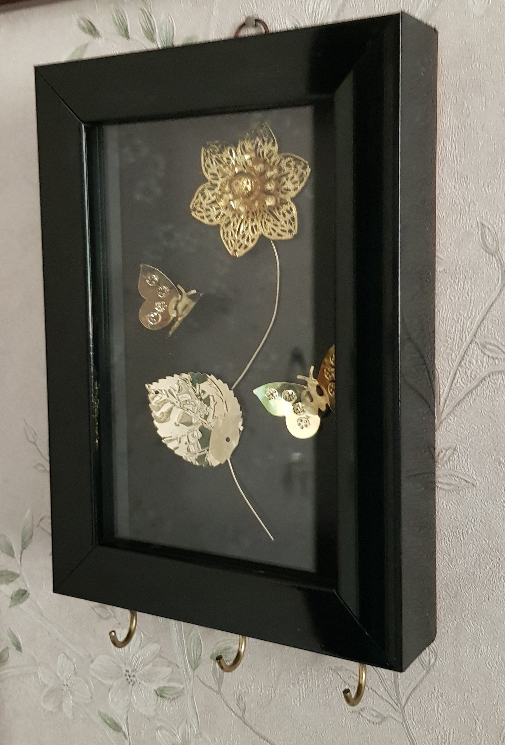 قاب دکوری و تزیینی گل طلایی با آویز دیواری