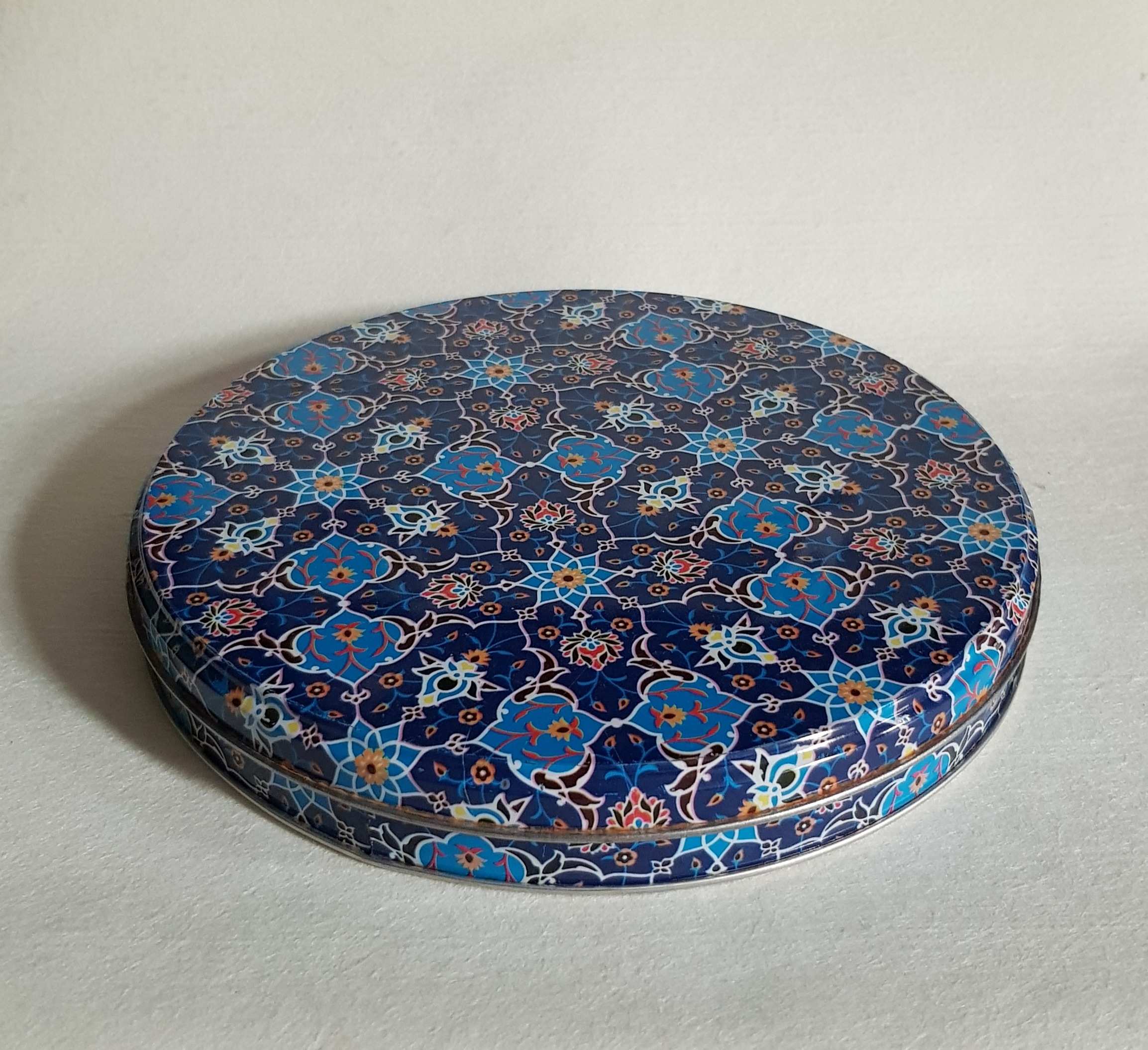 قوطی خالی فلزی گرد با نقوش چاپی چلیپا