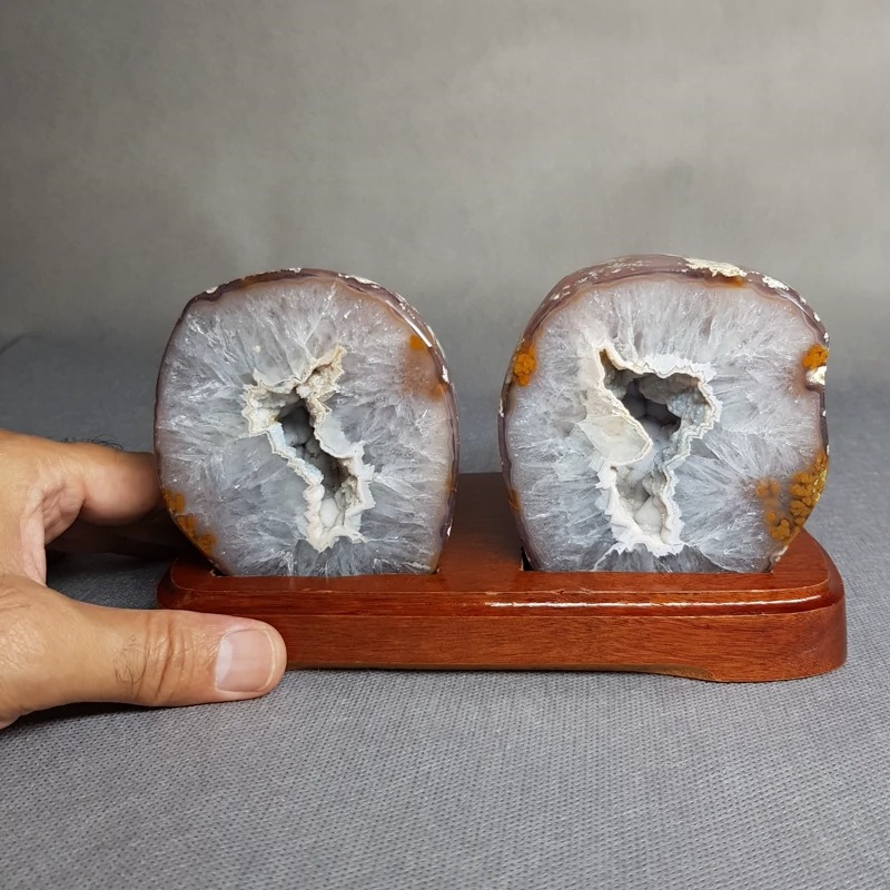 گوهر سنگ ژئود برزیلی روی پایه چوبی نفیس کد 50