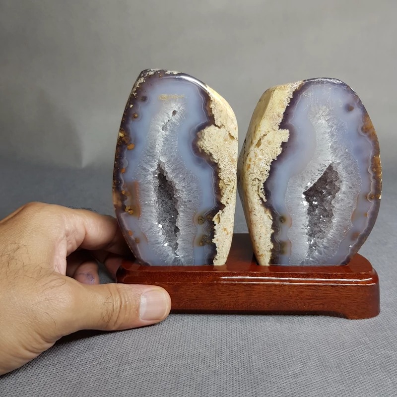 گوهر سنگ کلکسیونی ژئود کوارتز روی پایه نفیس