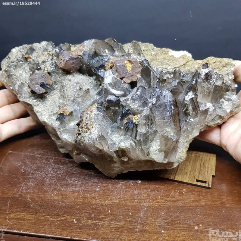 گوهر سنگ کوارتز دودی بر بستر لایه ای کلکسیونی