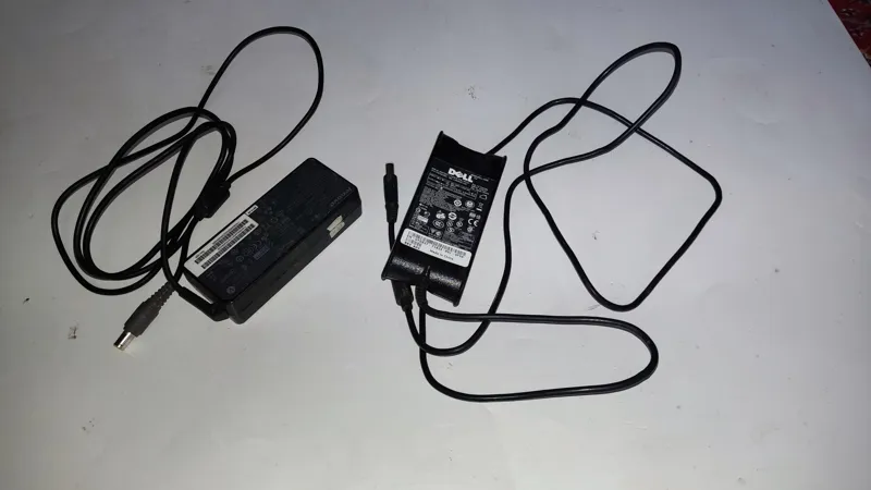دو عدد شارژر لپ تاپ معیوب