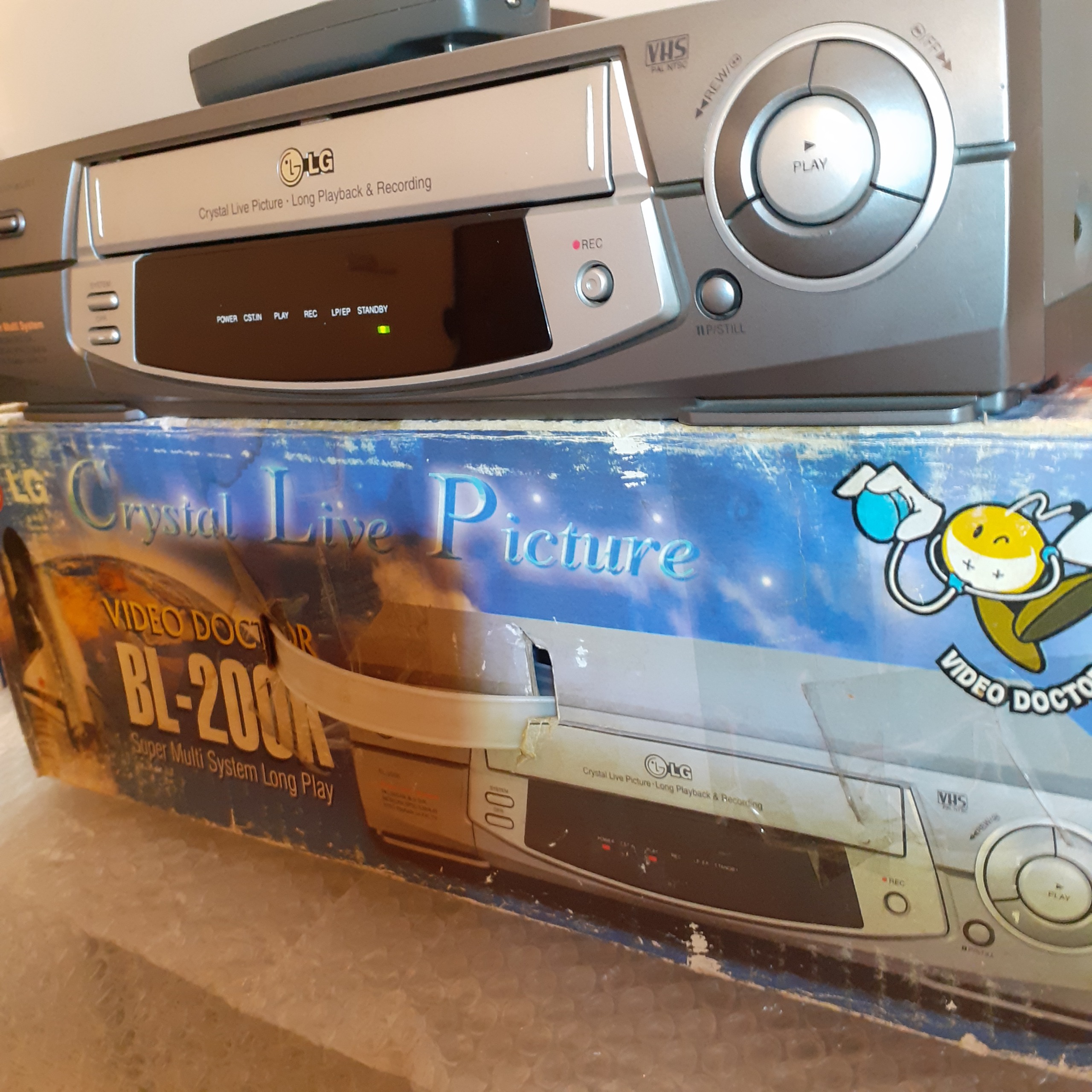 ویدئو LG همراه کارتن