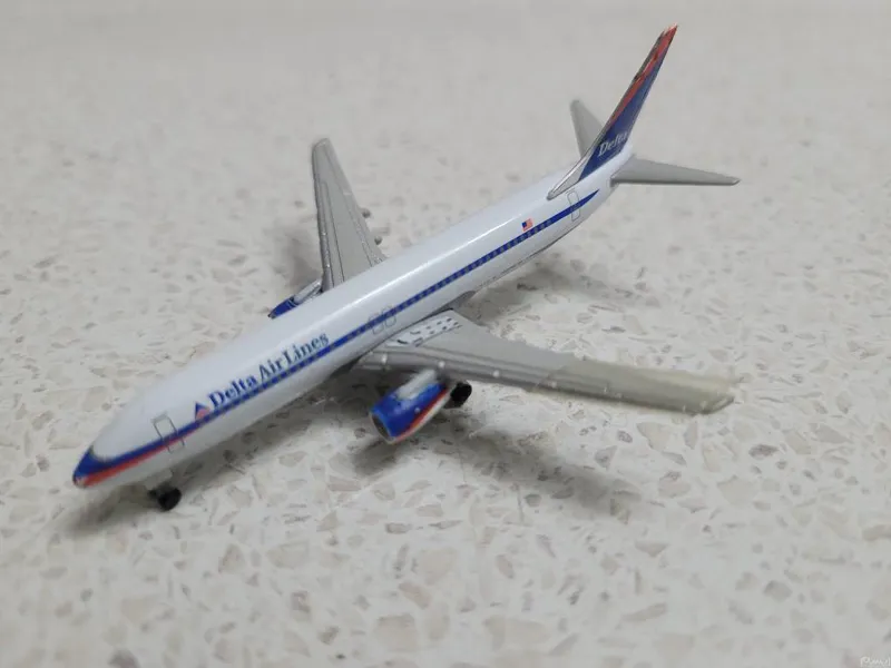 100/ماکت هواپیما B737-800 Delta Airlines کد 31641