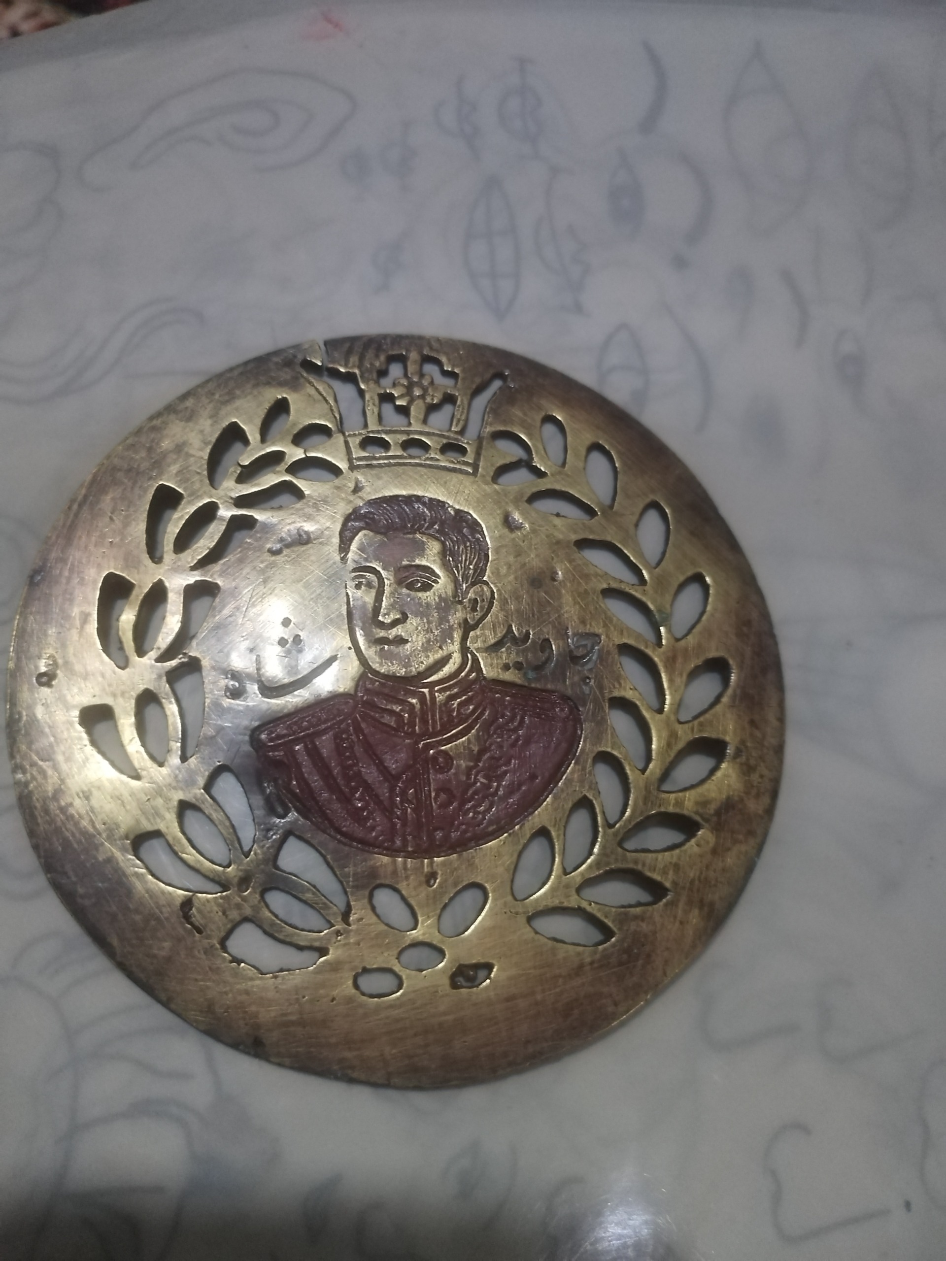 مدال قدیمی تاج