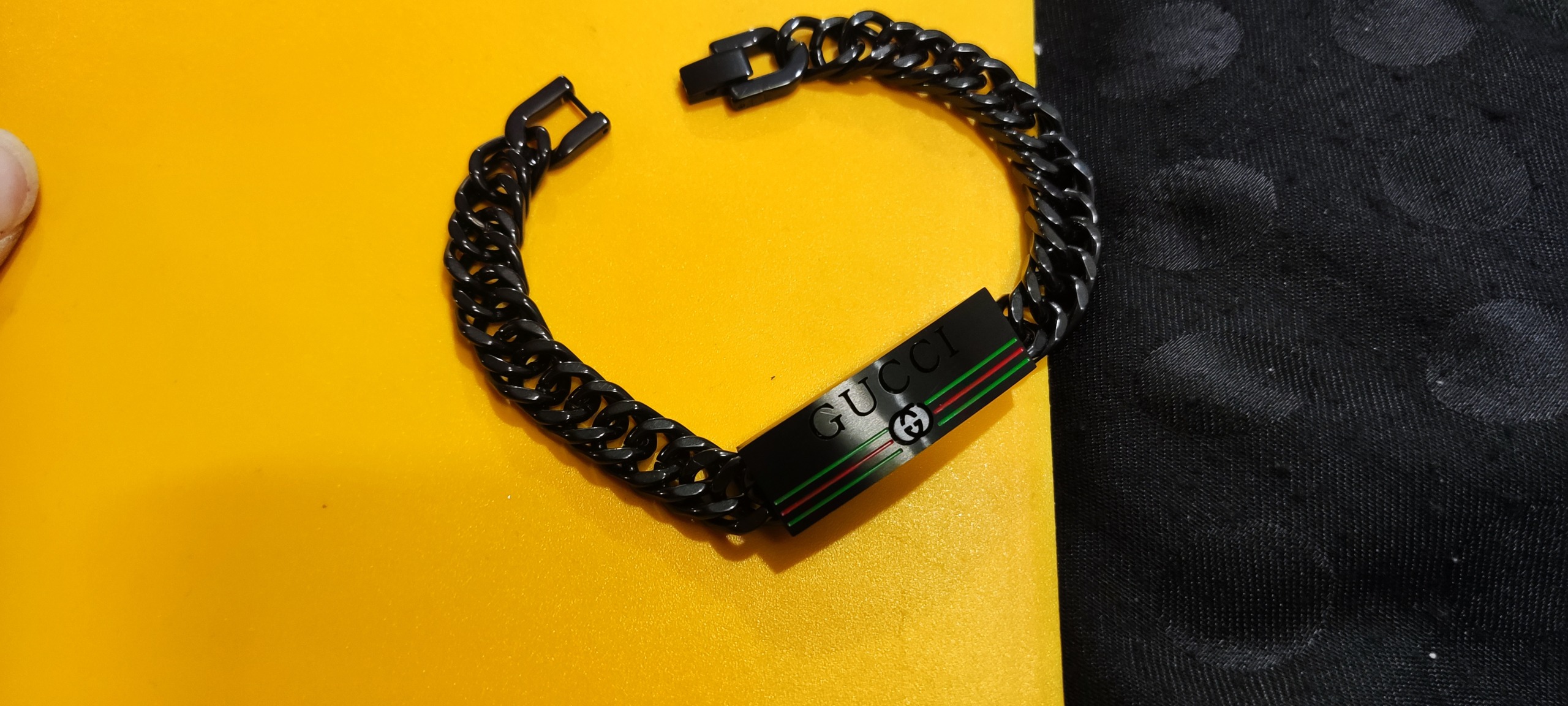 دستبند گوچی مردانه مشکی پلاک دار