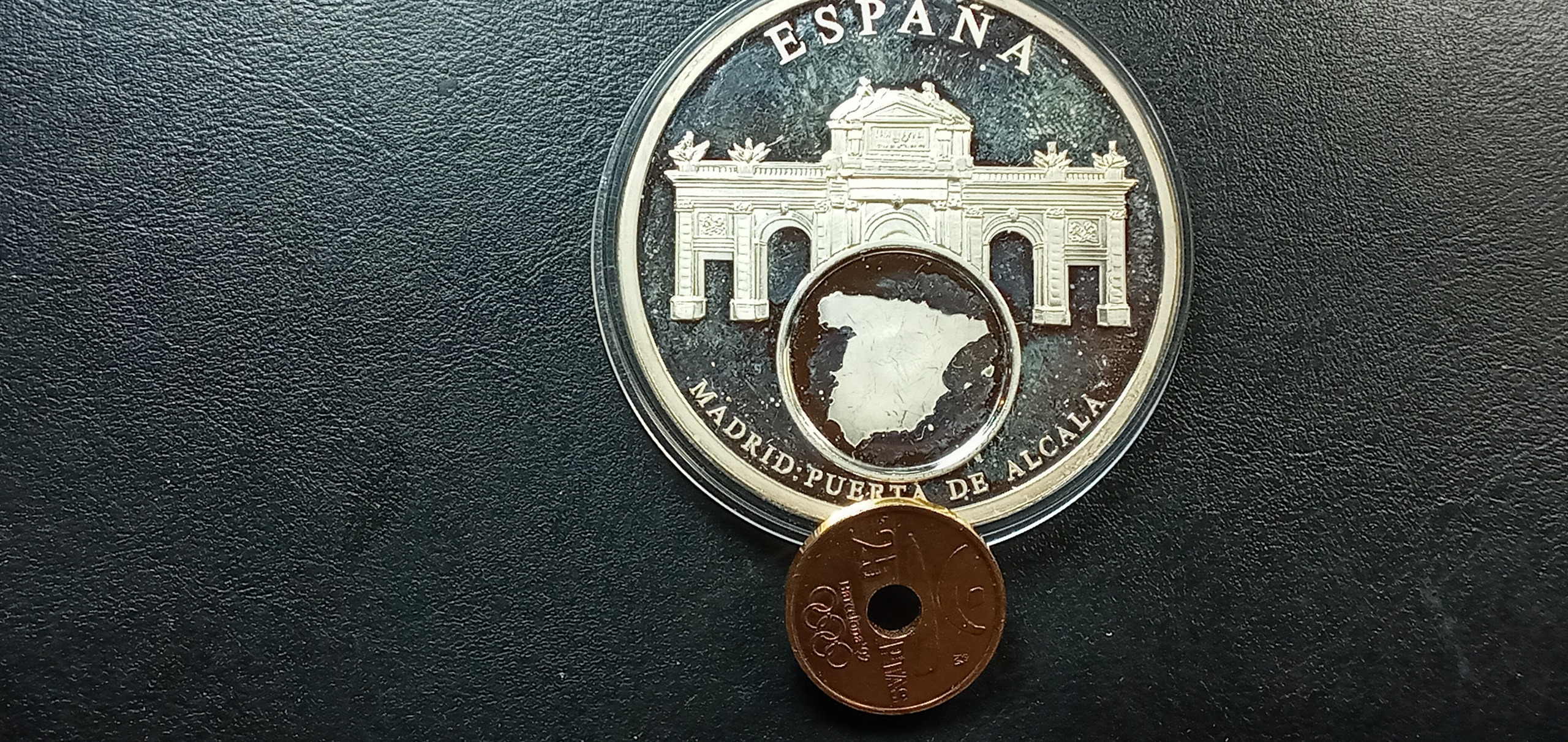 سکه خاص، 5cm بزرگ یادبودجام جهانی وسکه دیگردرونش