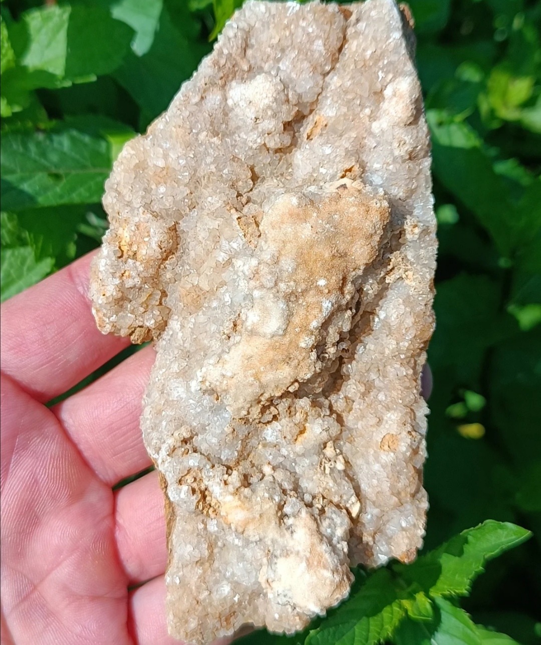 کلسیت بسیار زیبا با بلورهای شفاف و روشن