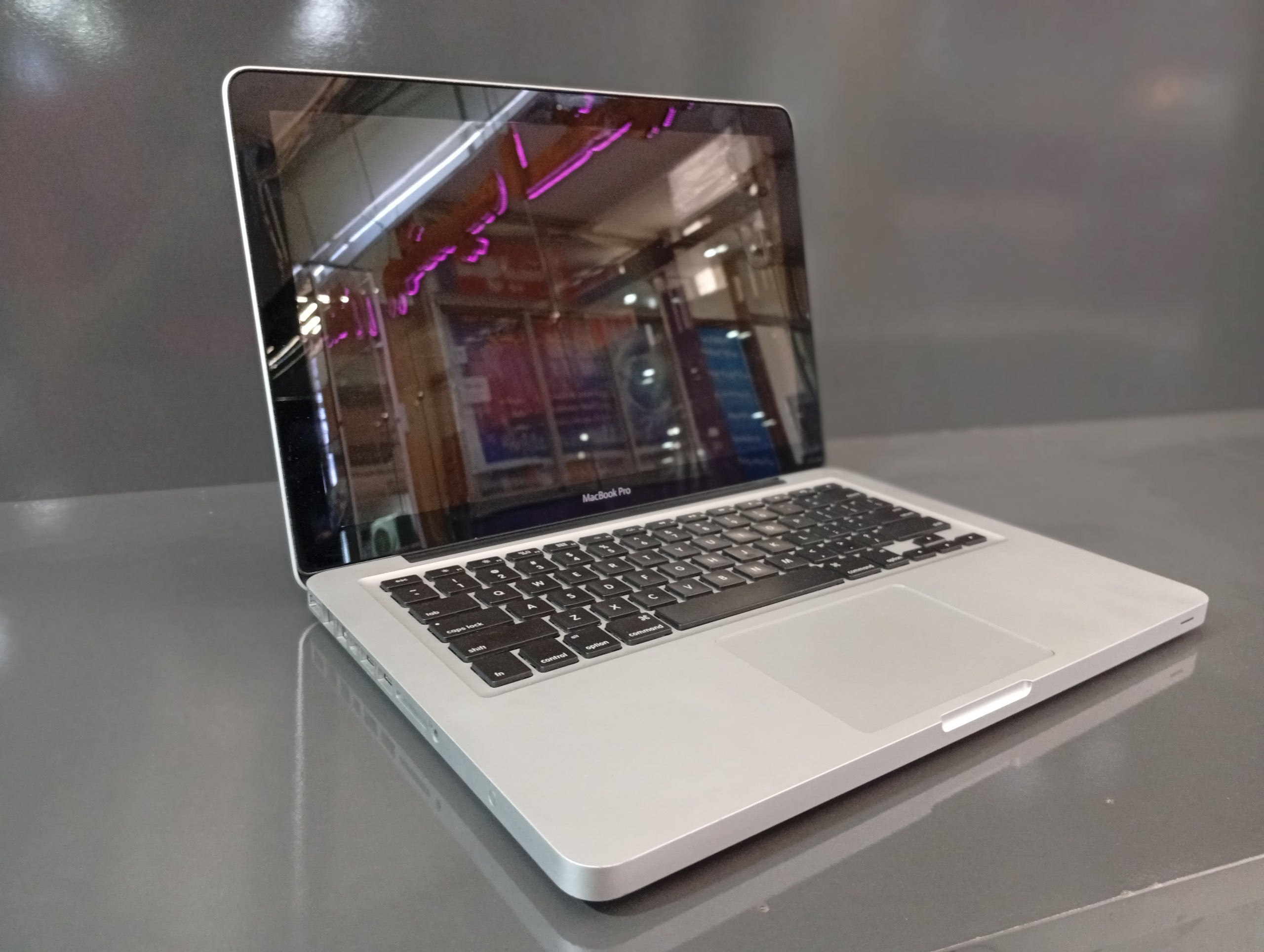 macBook pro لپتاپ