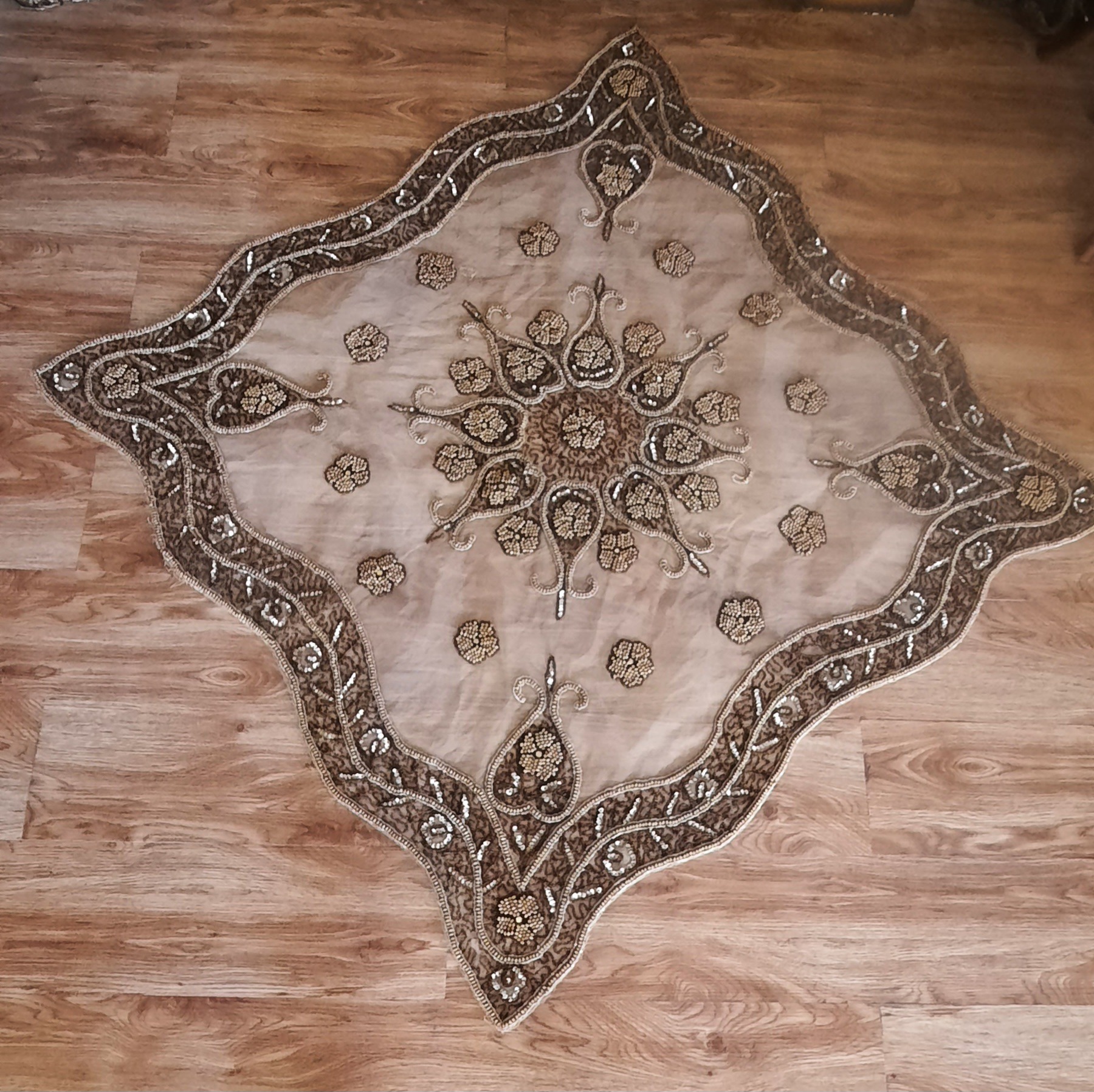 رومیزی بزرگ چهارگوش سنگ و سرمه دوزی شده توضیحات