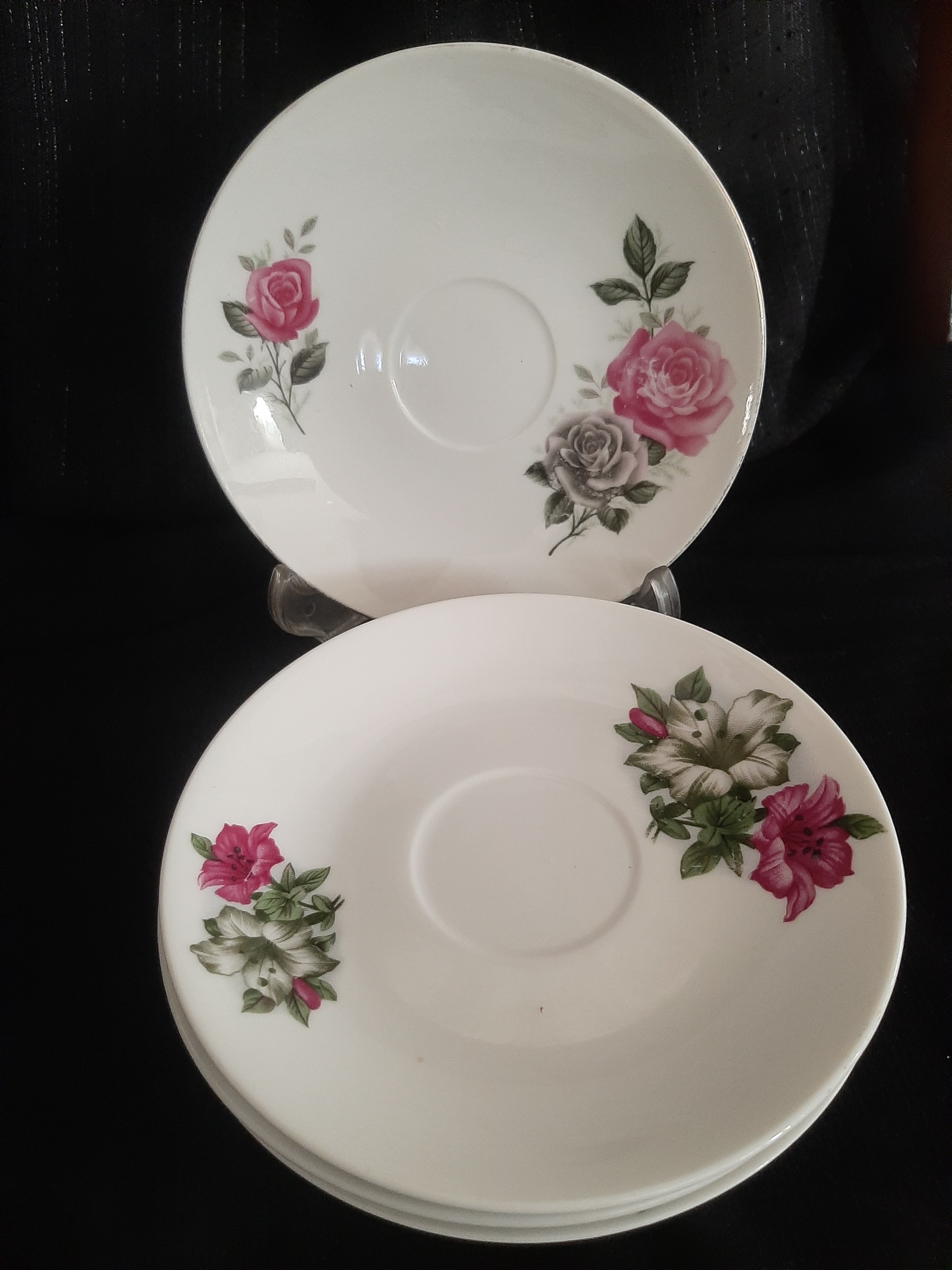 چهار عدد نعلبکی بزرگ گل سرخی توضیحات