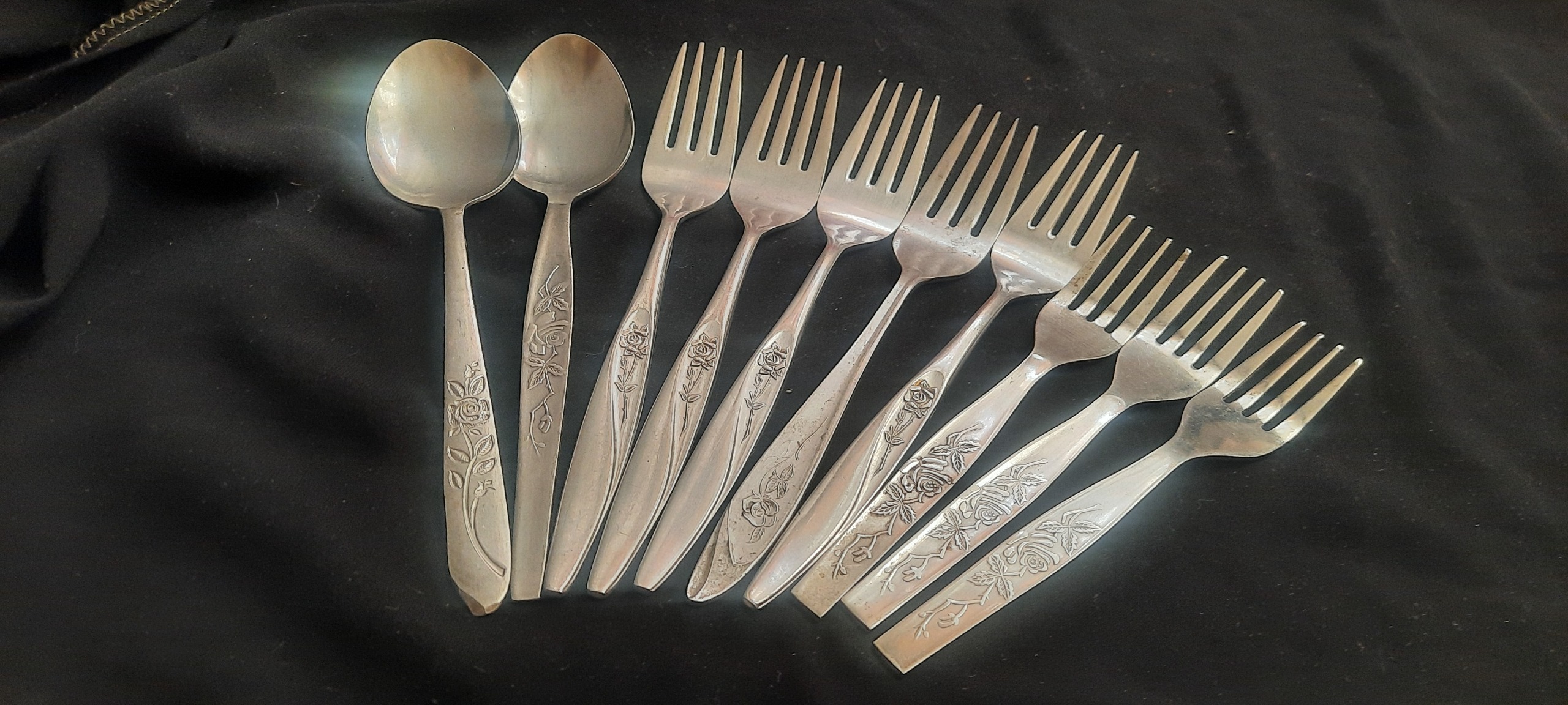 قاشق چنگال گل سرخی خاص توضیحات دارد