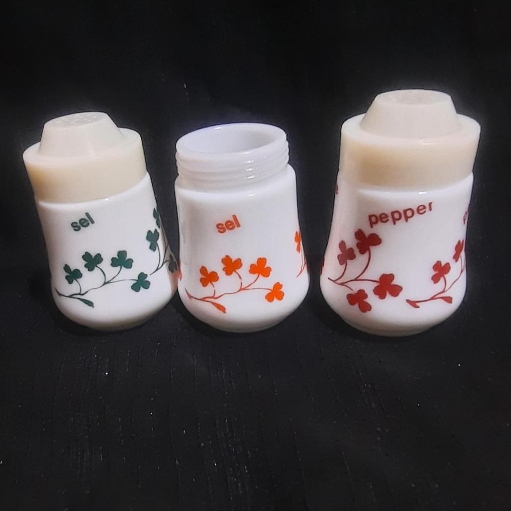 سه عدد نمکدان بارفتن توضیحات دارد