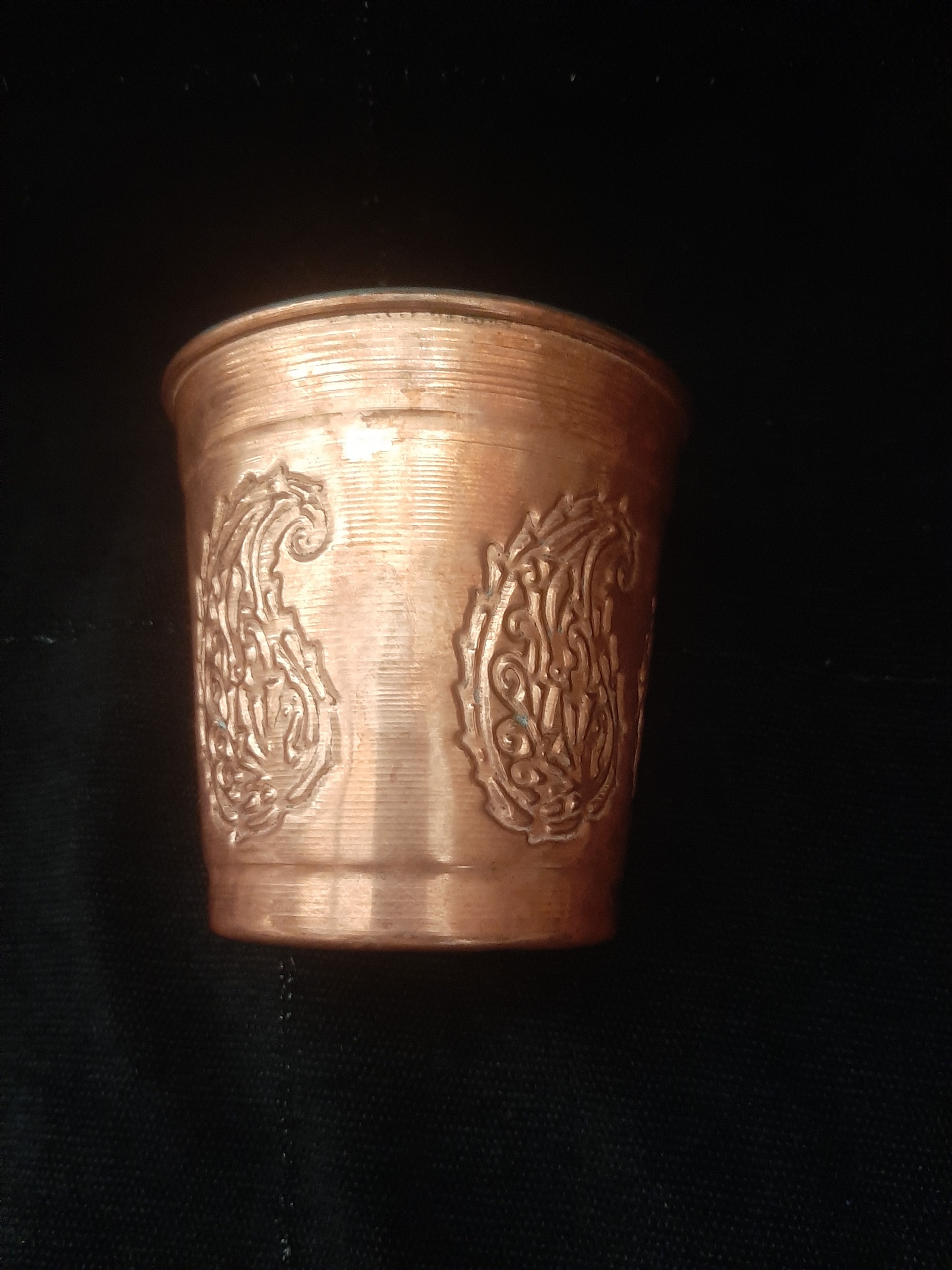 یک عدد لیوان مسی زنجان تراش دار توضیحات