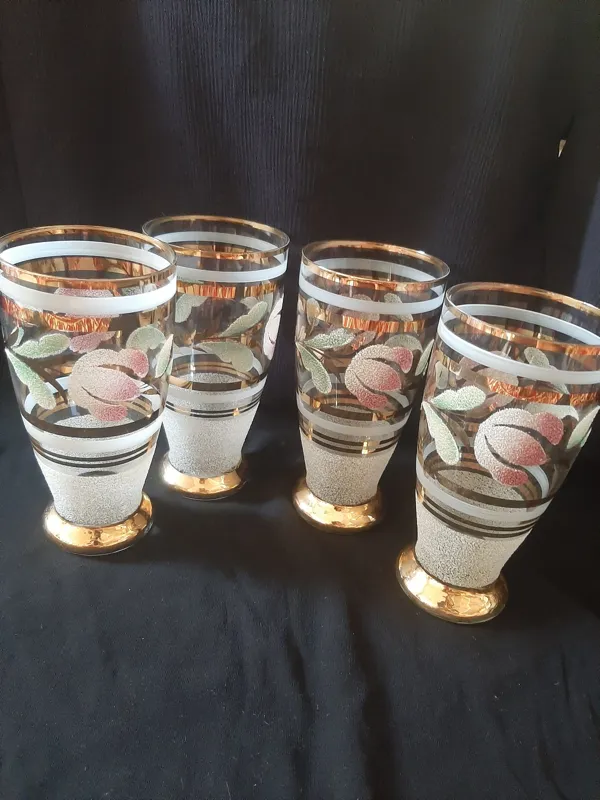 یک عدد لیوان اب طلا گل برجسته چک توضیحات