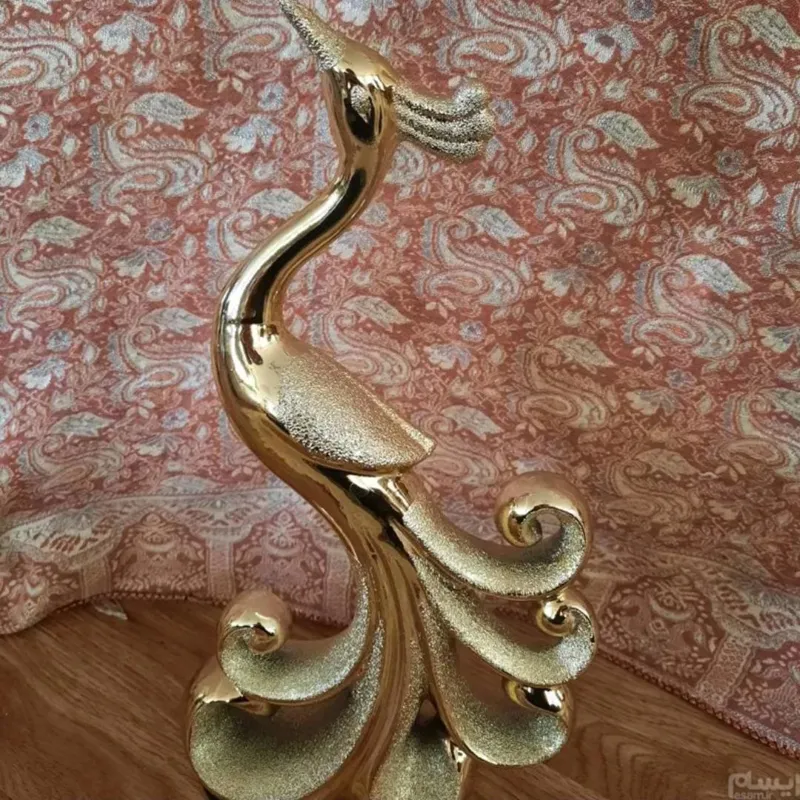 مجسمه دکوری طلایی