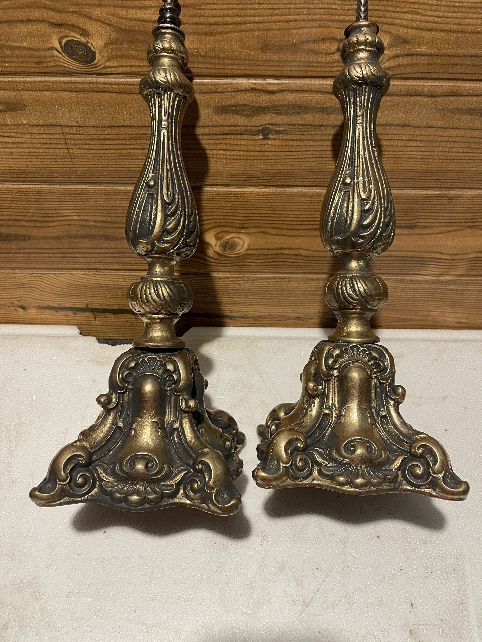 یک جفت پایه با ستون برنزی مخصوص چراغ اباژور