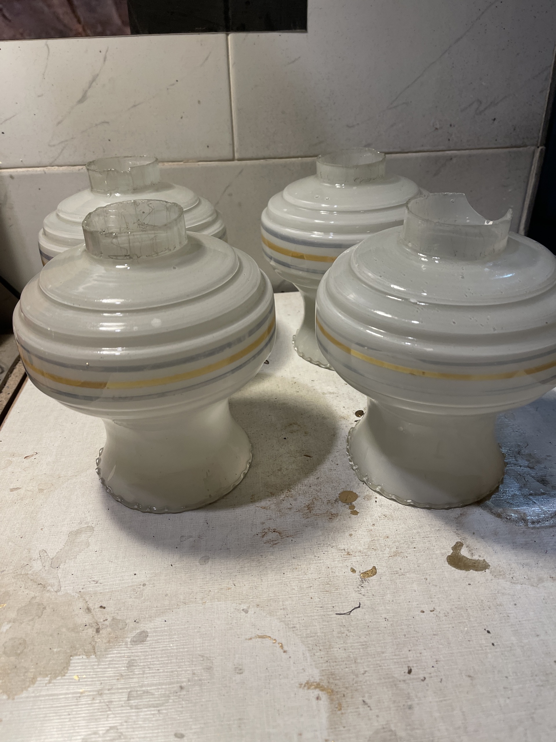 تعداد چهار عدد حباب قدیمی سالم