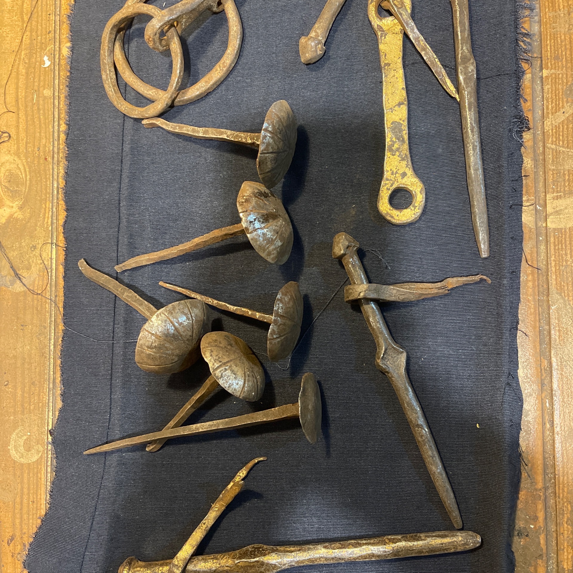 مجموع گل میخ و چفت شب بند فولادی قدیمی