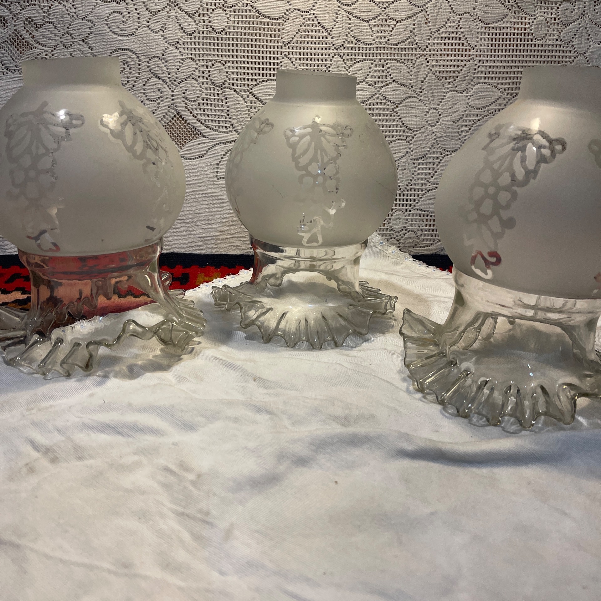 تعداد سه عدد حباب یک دست قدیمی