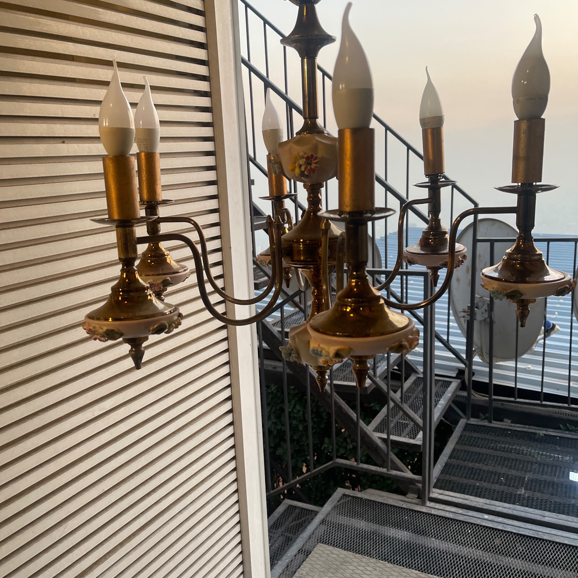 لوستر شش شعله برنز اصل با سرامیکهای خوشگل