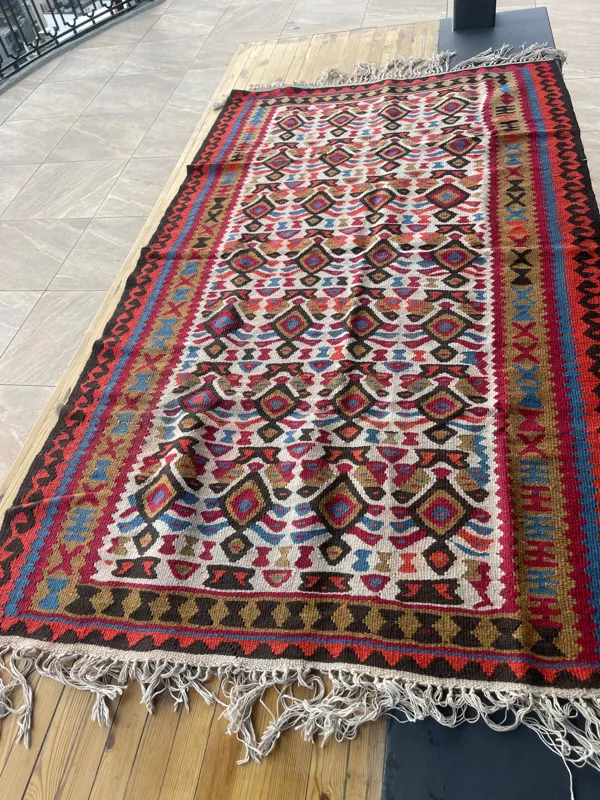 گلیم بافت از پشم و رنگ گیاهی