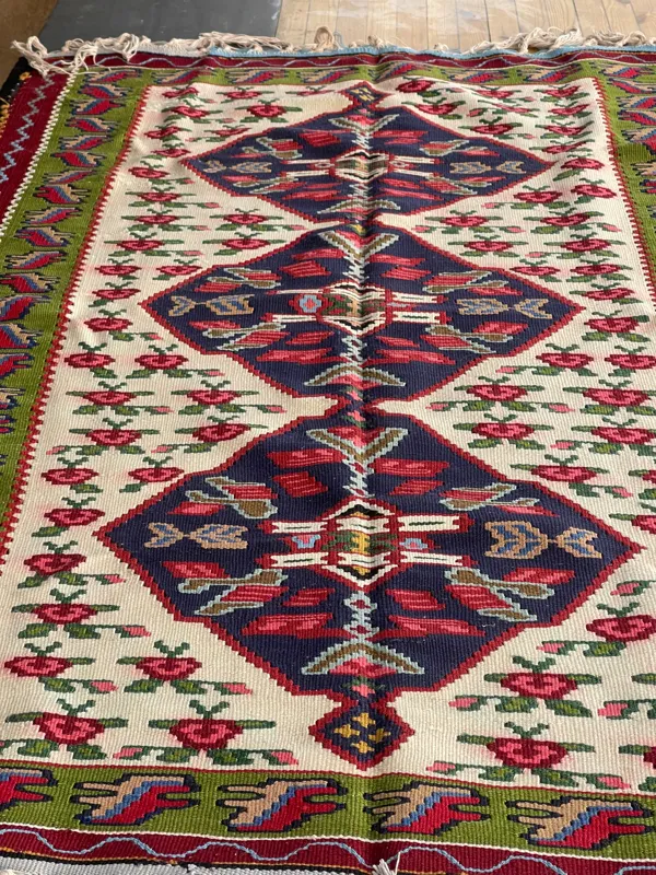 گلیم بافته شده از آلیاف طبیعی و رنگ گیاهی