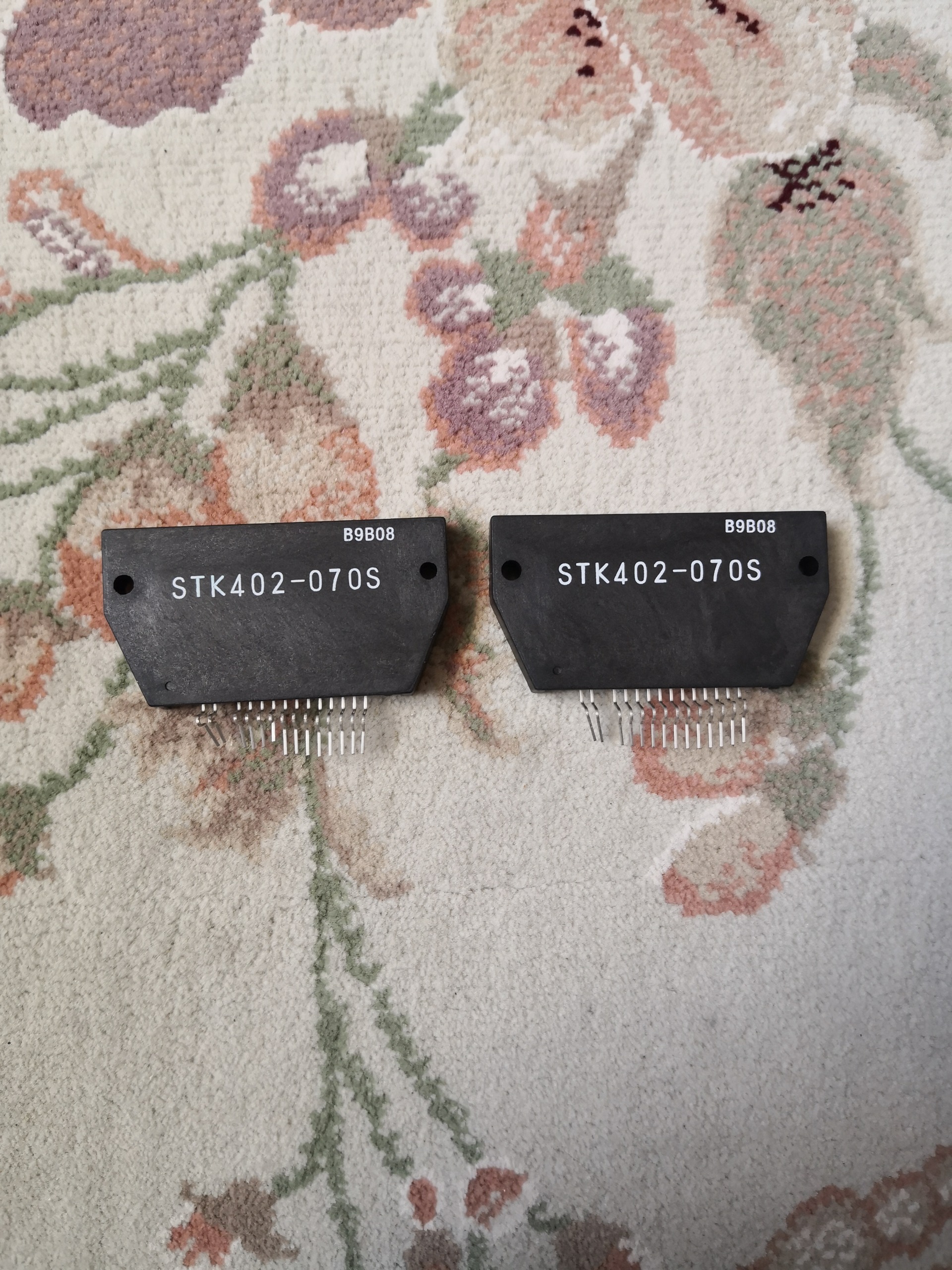 2 عدد آیسی STK402-070S