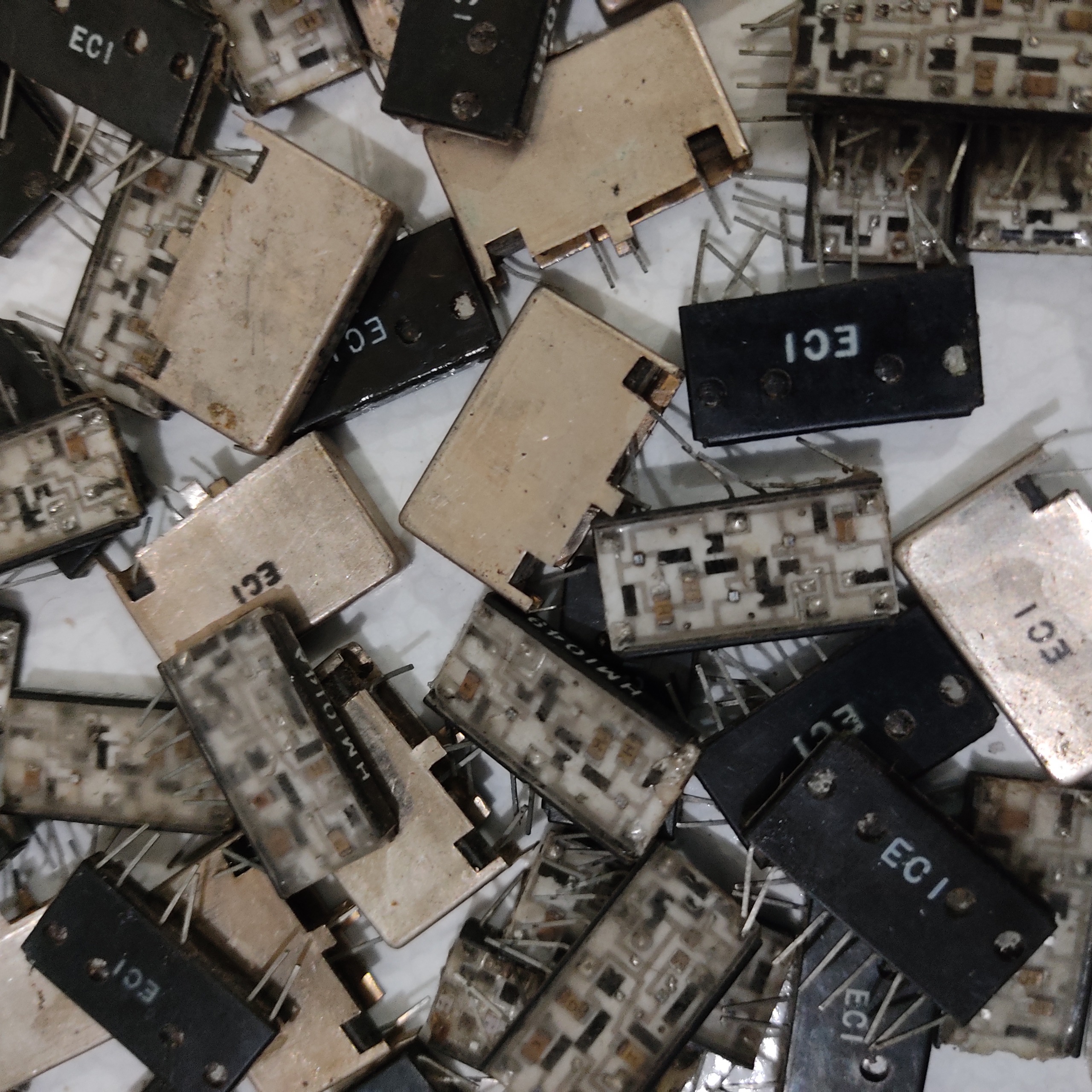 تعدادی ترانزیستور ،آیسی مخابراتی