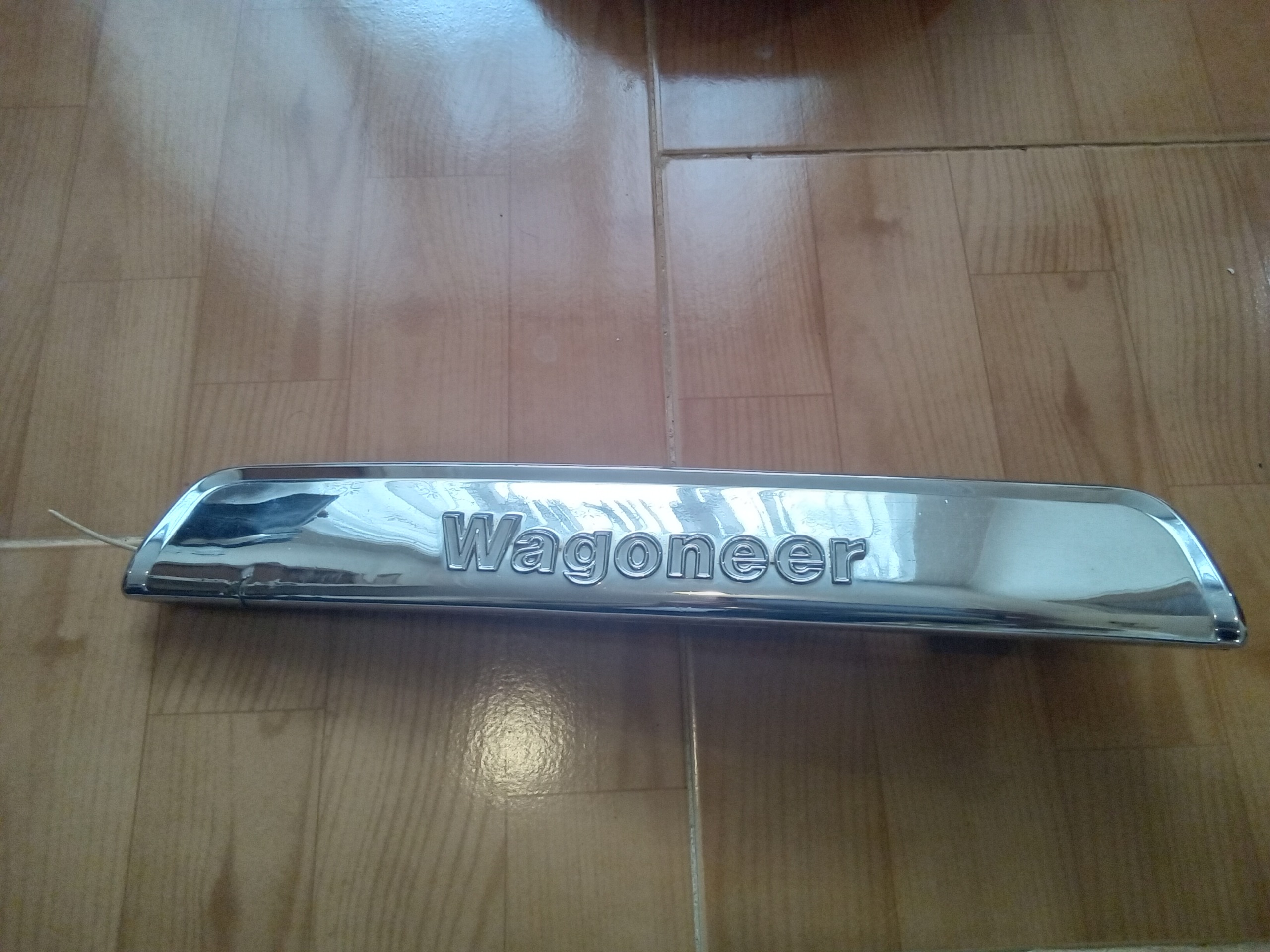 آرم روی درب عقب جیپ آهو بهمراه چراغ پلاک_توضیحات