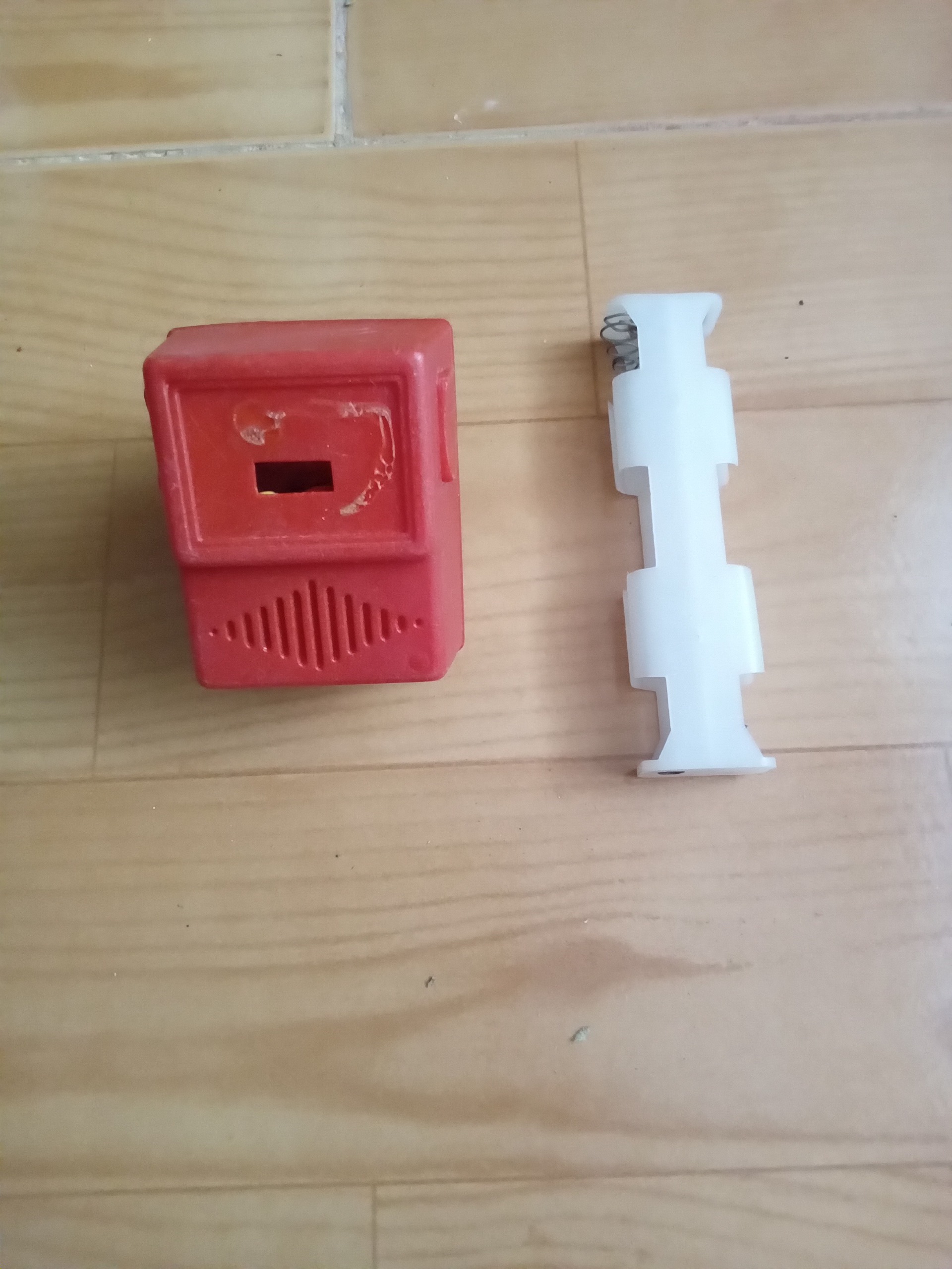 قاب آداپتور قرمز رنگ و یکعدد جاباتری