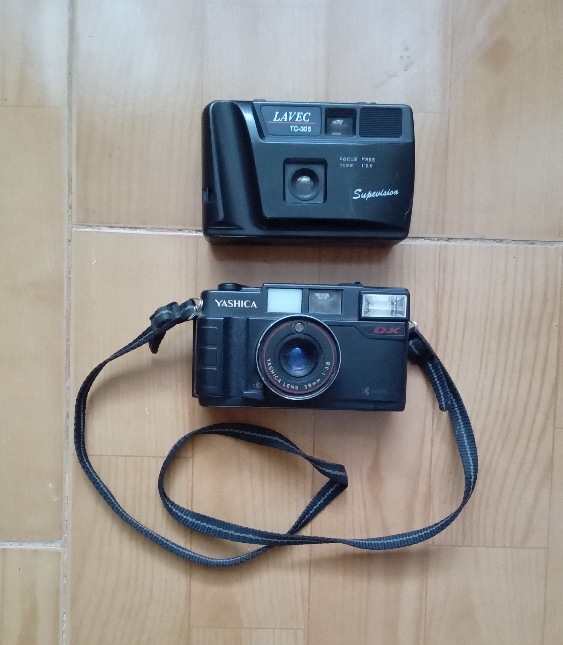 دوعدد دوربین قدیمی و دکوری_یاشیکا و