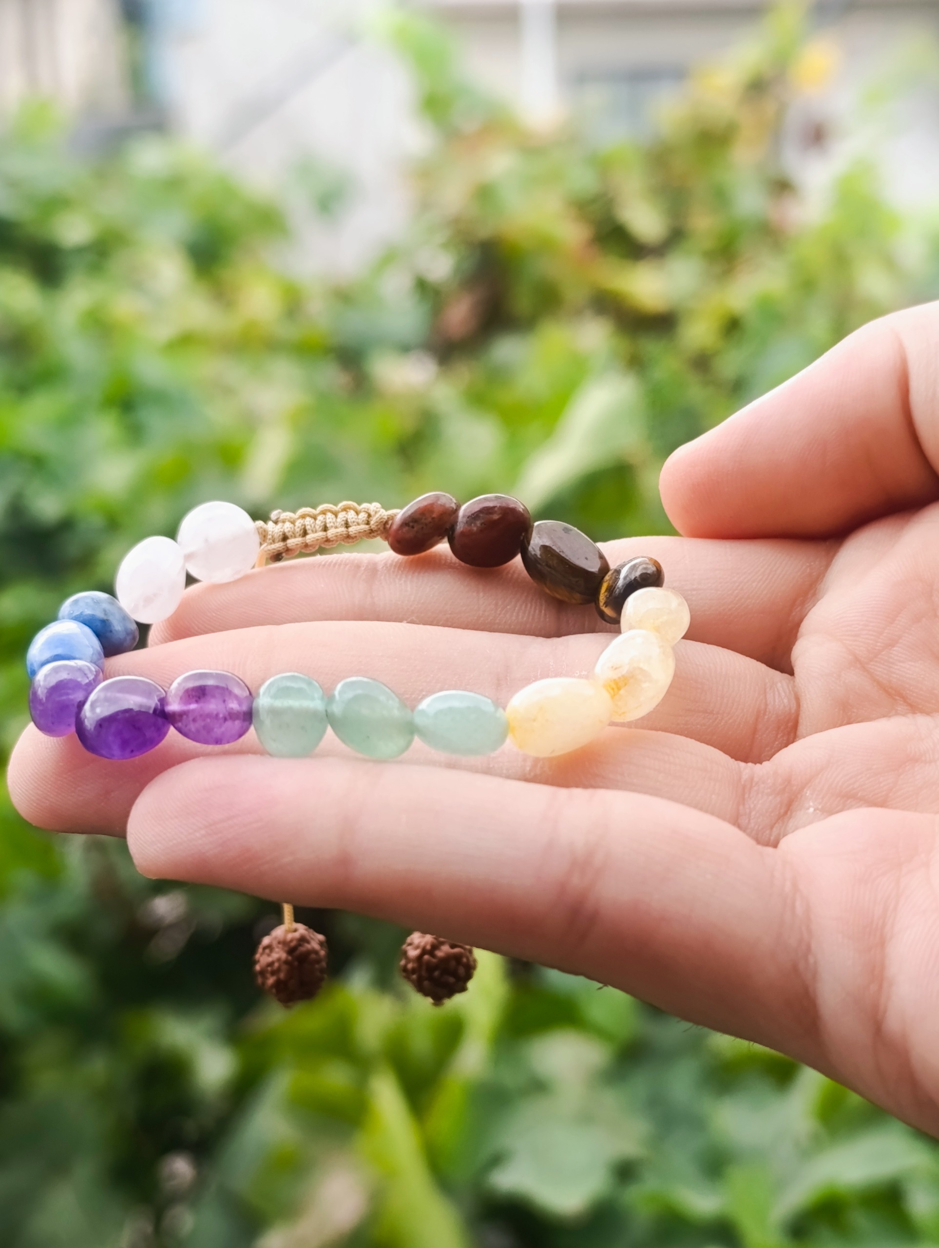 دستبند زنانه سنگی هفت سنگ معدنی با تراش آبنباتی