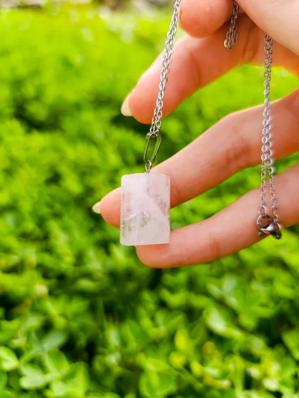 گردنبند سنگ رز کوارتز استوانه ای با زنجیر