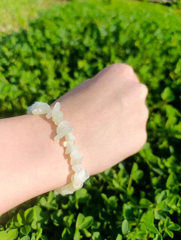 دستبند زنانه سنگ یشم روشن اصل با تراش چیپسی