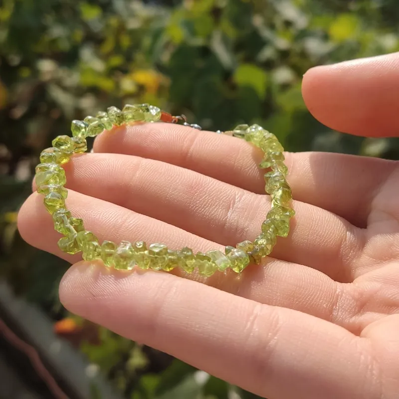 دستبند سنگی زبرجد اصل و معدنی با تراش نامنظم