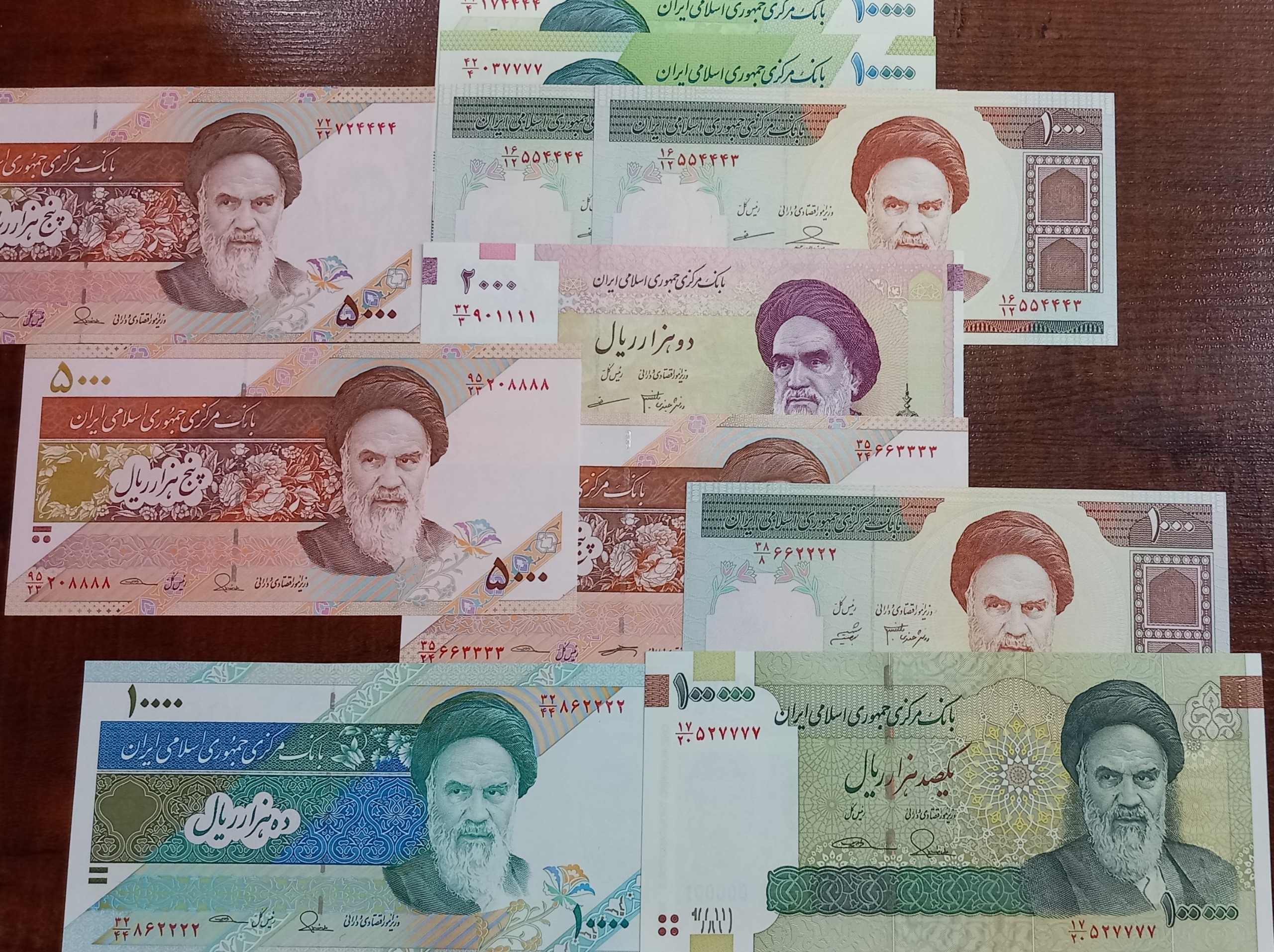  9 جفت اسکناس قدیمی با 4 شماره یکسان متوالی