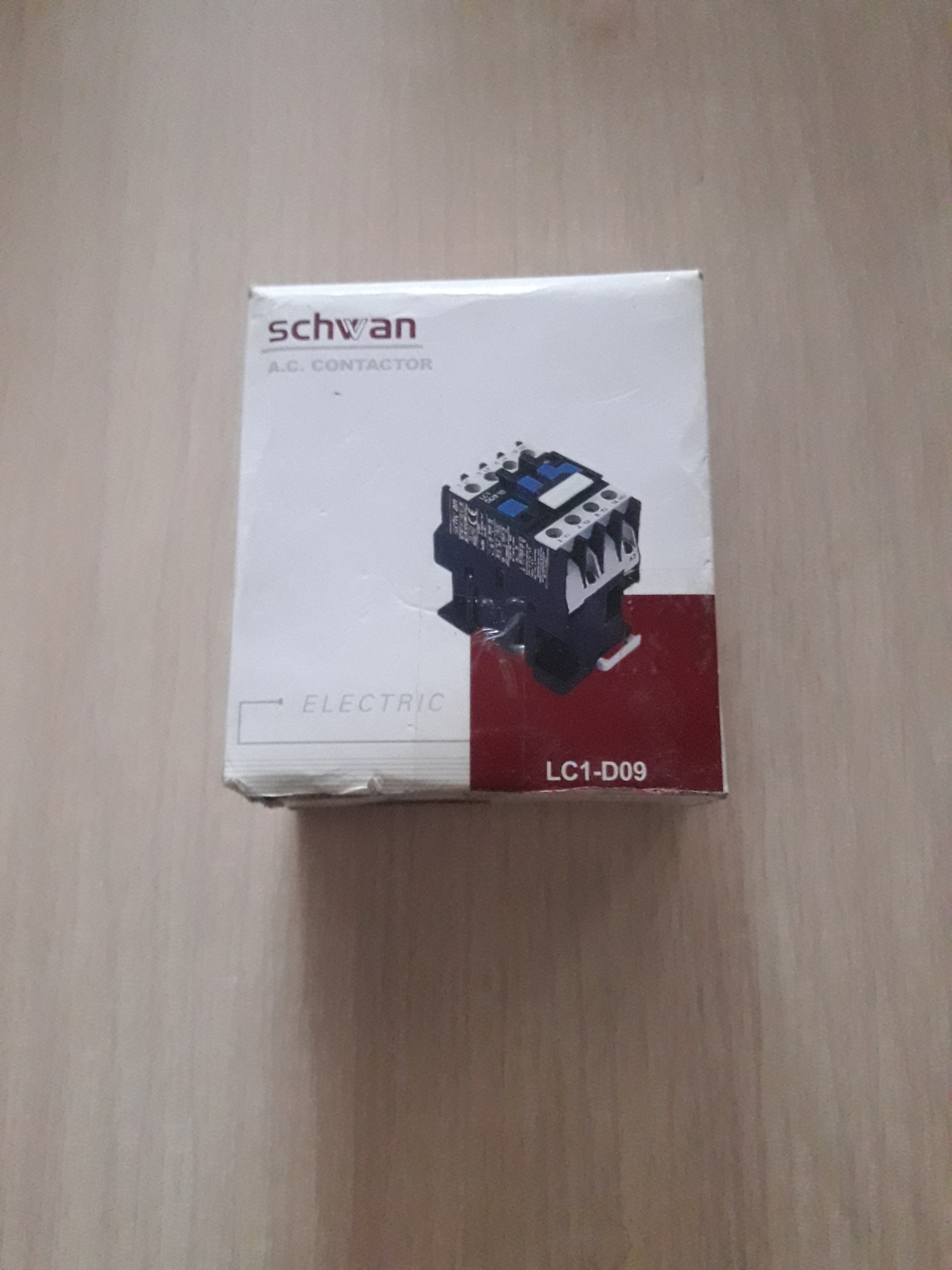 کنتاکتور مارک Schwan در جعبه با برشور راهنما